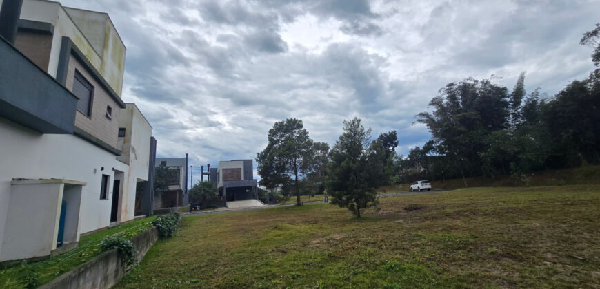 Terreno no condomínio Rosa Internacional, na Praia do Rosa, ao lado da SURFLAND.