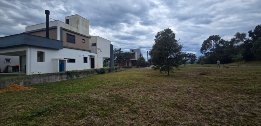 Terreno no condomínio Rosa Internacional, na Praia do Rosa, ao lado da SURFLAND.