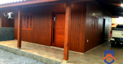 Casa á venda em Imbituba, localizada no bairro Alto Arroio, á 500m até a lagoa de Ibiraquera e 6km até a Praia da Barra de Ibiraquera