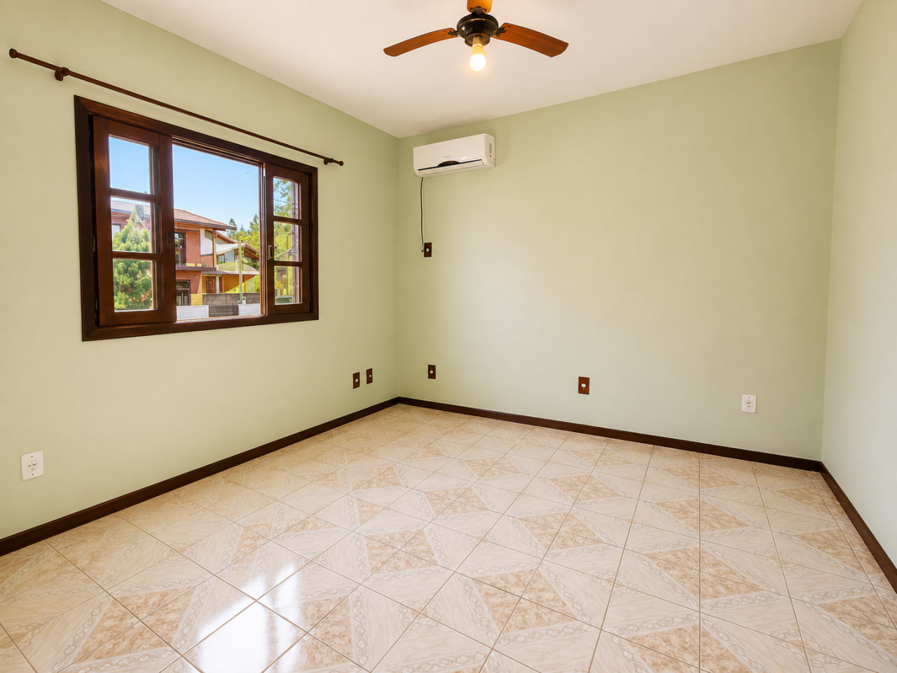 Casa com vista para lagoa em Imbituba, localizada no bairro Alto Arroio á 60 metros até a lagoa do Quintino.