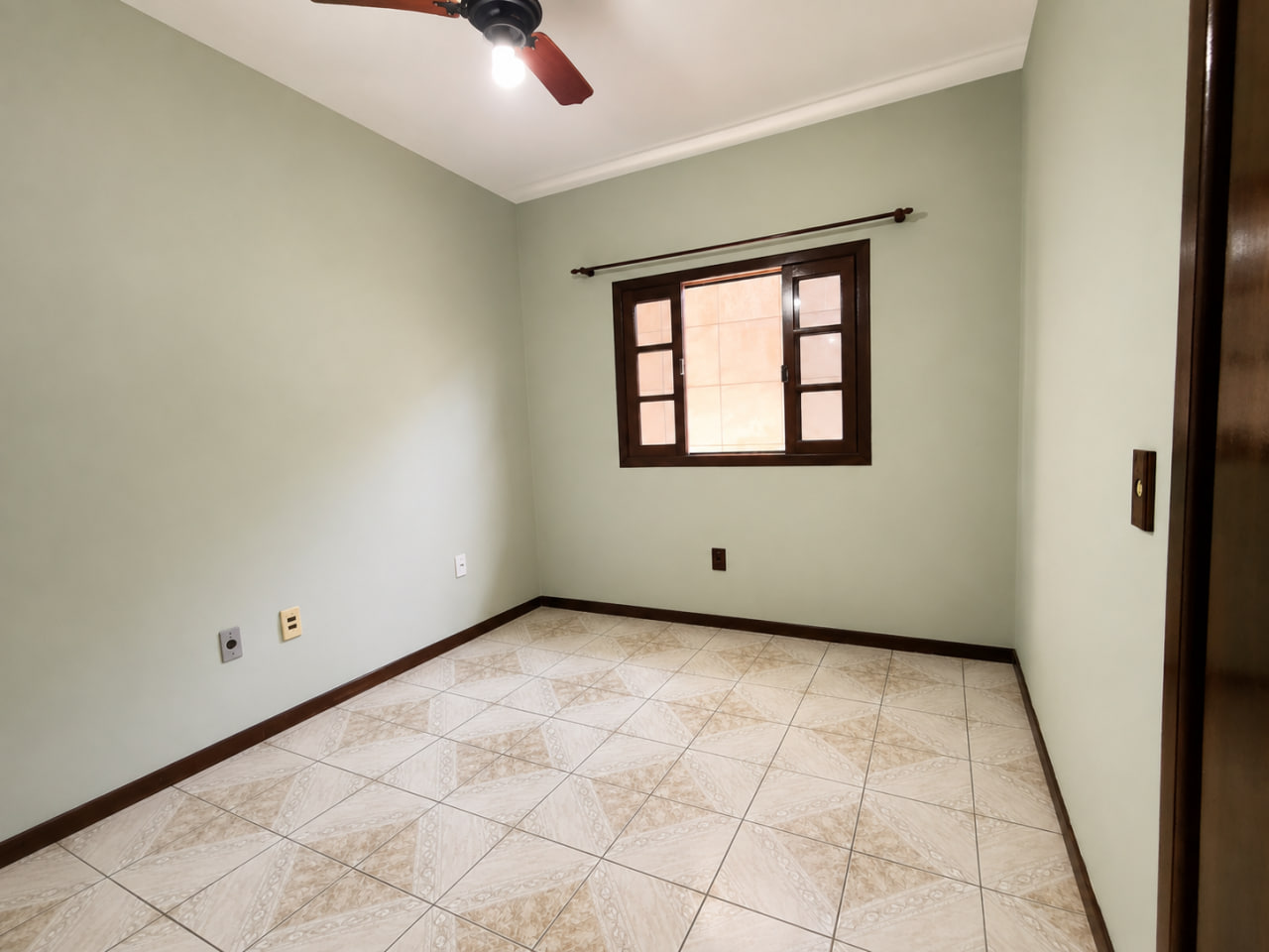 Casa com vista para lagoa em Imbituba, localizada no bairro Alto Arroio á 60 metros até a lagoa do Quintino.
