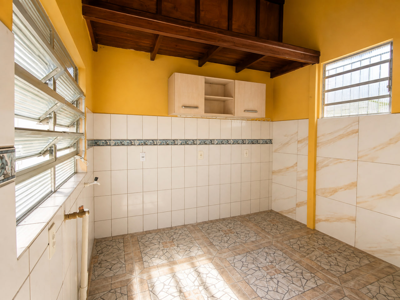 Casa com vista para lagoa em Imbituba, localizada no bairro Alto Arroio á 60 metros até a lagoa do Quintino.