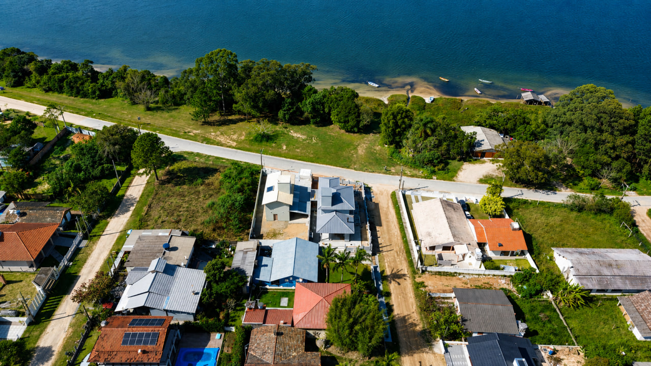 Casa com vista para lagoa em Imbituba, localizada no bairro Alto Arroio á 60 metros até a lagoa do Quintino.