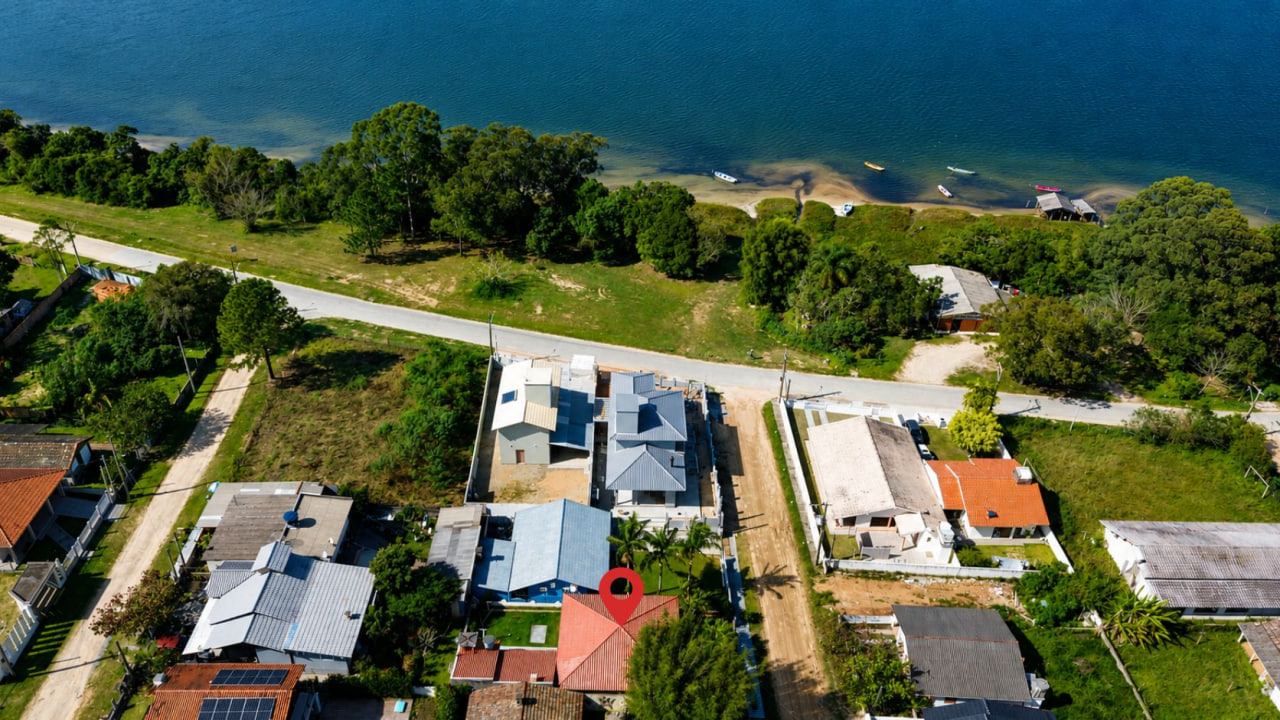 Casa com vista para lagoa em Imbituba, localizada no bairro Alto Arroio á 60 metros até a lagoa do Quintino.