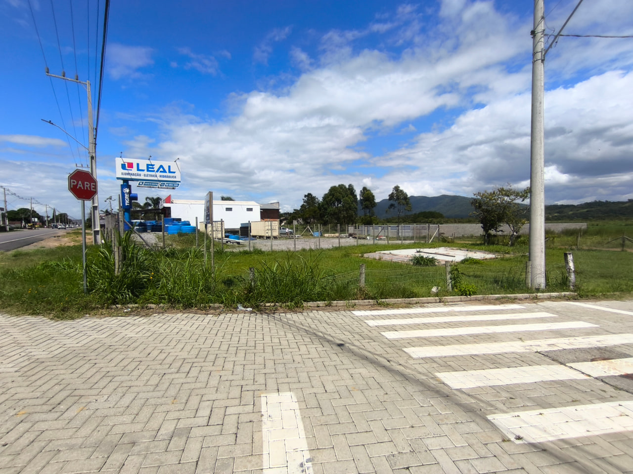 Imóvel para ponto comercial localizado no bairro Campo Duna em frente a SC434