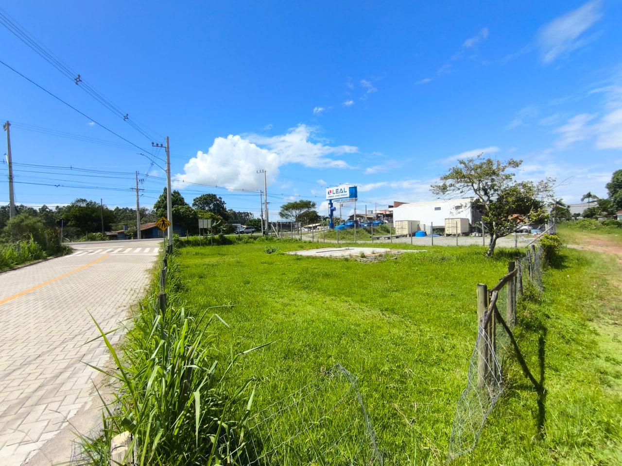 Imóvel para ponto comercial localizado no bairro Campo Duna em frente a SC434