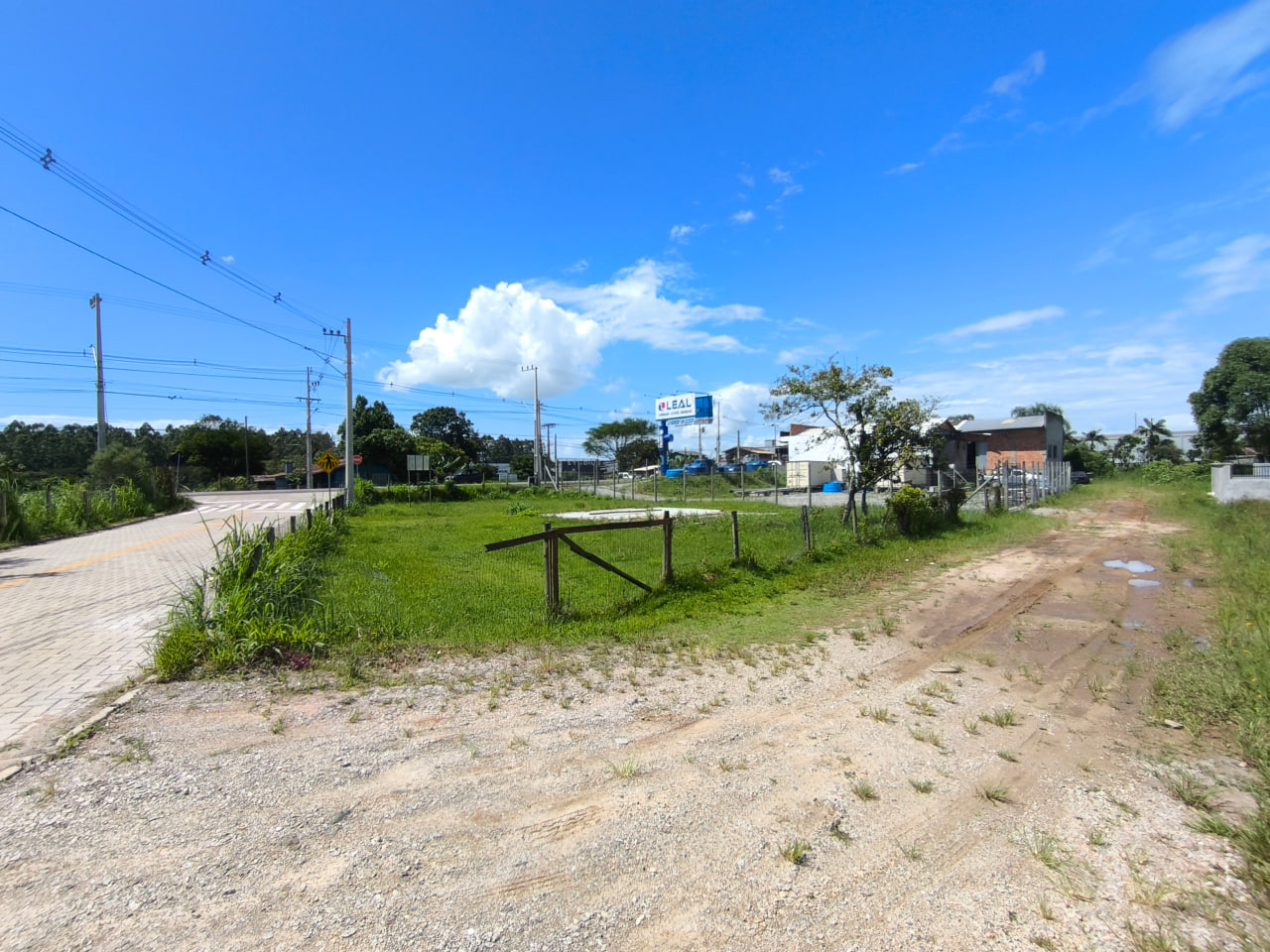 Imóvel para ponto comercial localizado no bairro Campo Duna em frente a SC434