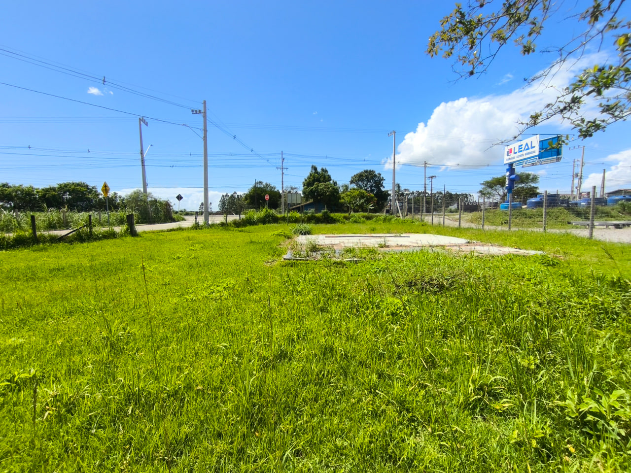 Imóvel para ponto comercial localizado no bairro Campo Duna em frente a SC434