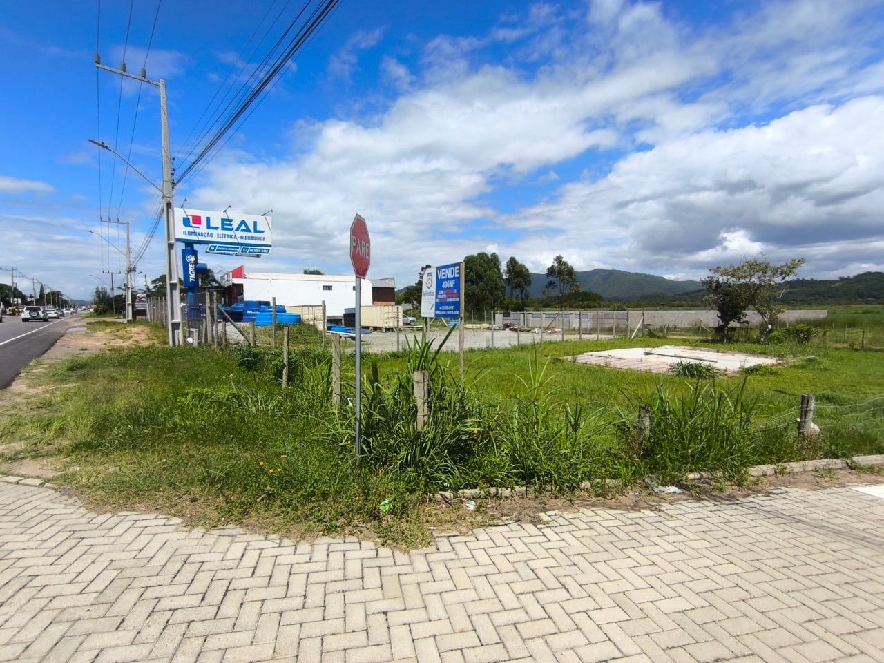 Imóvel para ponto comercial localizado no bairro Campo Duna em frente a SC434