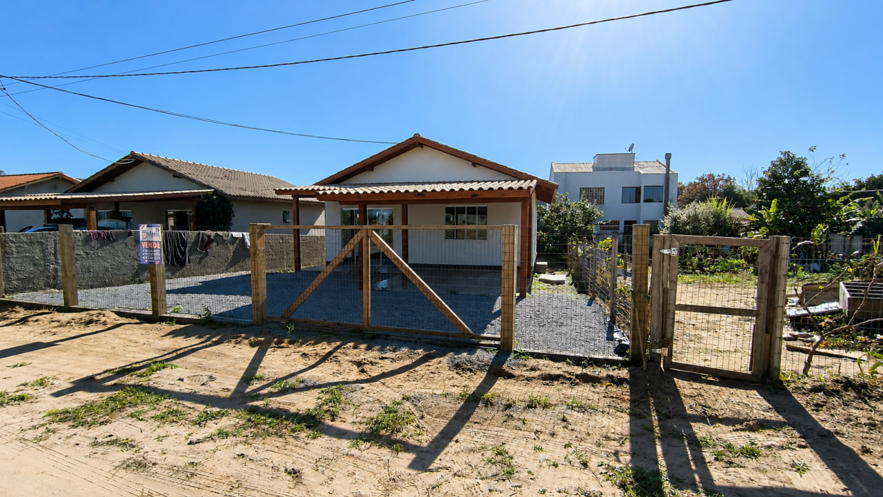 Casa em Imbituba localizada no bairro Alto Arroio á 600 metros ate a lagoa