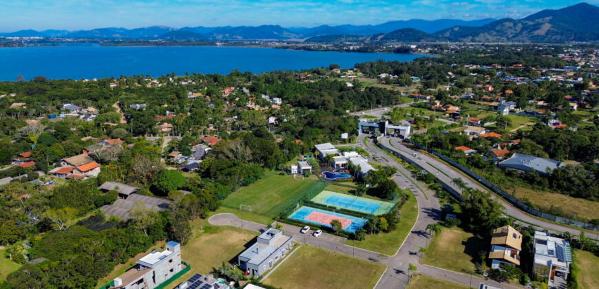 Casa no condomínio Rosa Internacional, localizado na Praia do Rosa, ao lado da SURF LAND.
