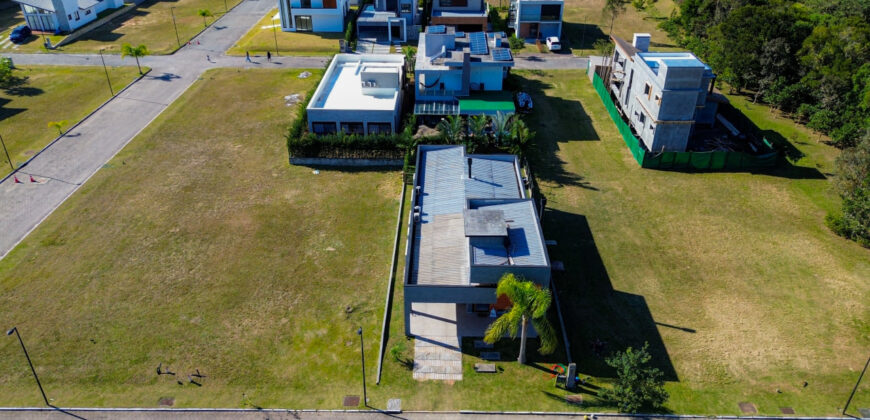 Casa no condomínio Rosa Internacional, localizado na Praia do Rosa, ao lado da SURF LAND.