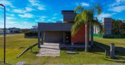 Casa no condomínio Rosa Internacional, localizado na Praia do Rosa, ao lado da SURF LAND.