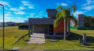 Casa no condomínio Rosa Internacional, localizado na Praia do Rosa, ao lado da SURF LAND.