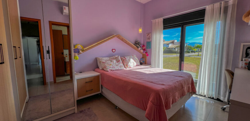 Casa no condomínio Rosa Internacional, localizado na Praia do Rosa, ao lado da SURF LAND.