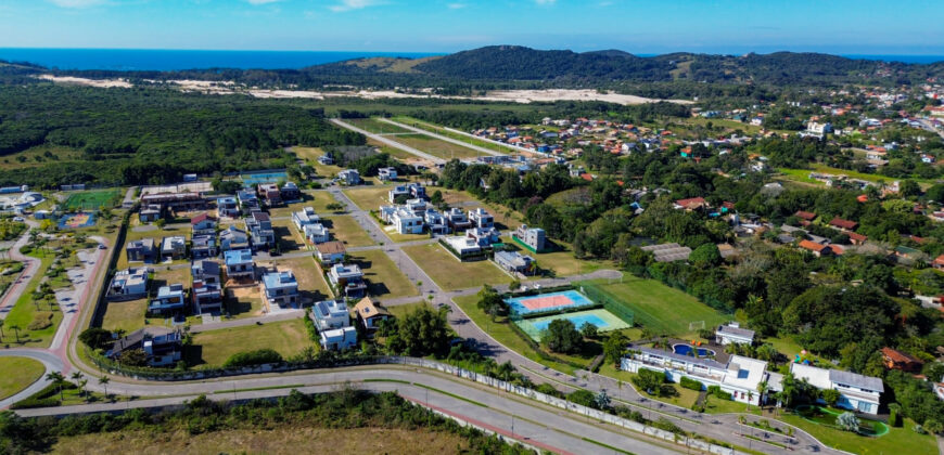 Casa no condomínio Rosa Internacional, localizado na Praia do Rosa, ao lado da SURF LAND.