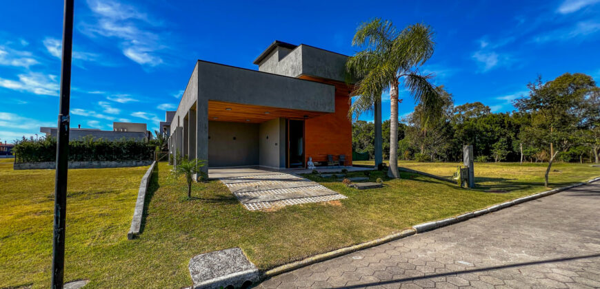 Casa no condomínio Rosa Internacional, localizado na Praia do Rosa, ao lado da SURF LAND.