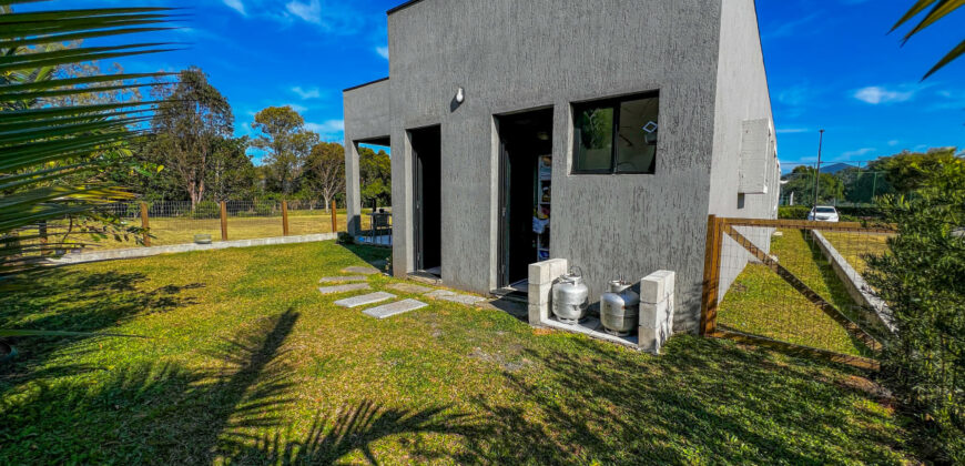 Casa no condomínio Rosa Internacional, localizado na Praia do Rosa, ao lado da SURF LAND.