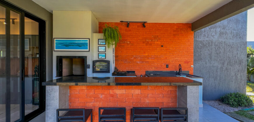 Casa no condomínio Rosa Internacional, localizado na Praia do Rosa, ao lado da SURF LAND.