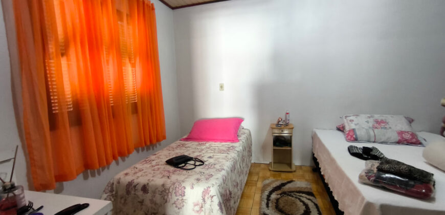 Casa localizada no Alto Arroio, em frente a marginal da BR-101