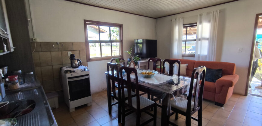 Casa localizada no Alto Arroio, em frente a marginal da BR-101