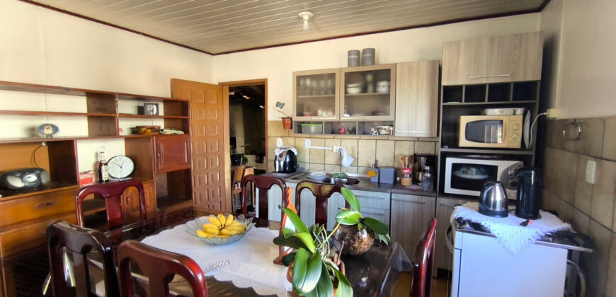 Casa localizada no Alto Arroio, em frente a marginal da BR-101