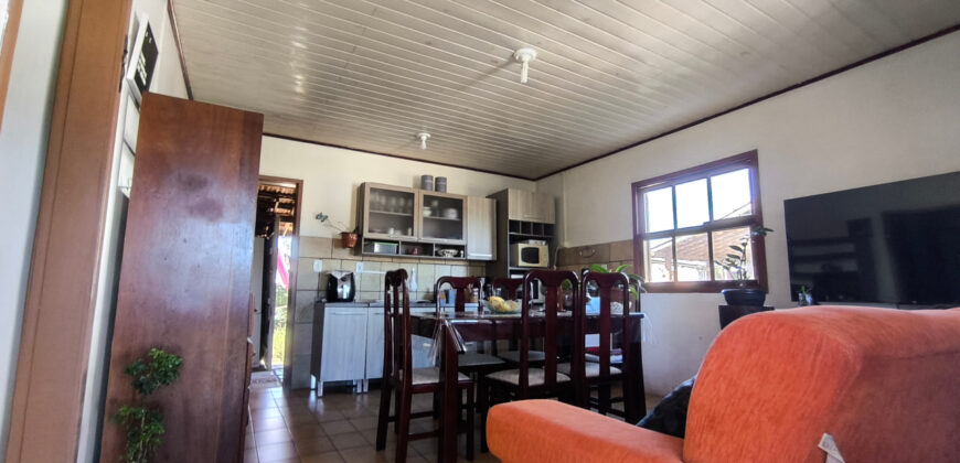 Casa localizada no Alto Arroio, em frente a marginal da BR-101