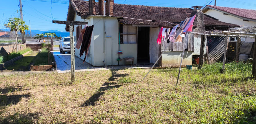 Casa localizada no Alto Arroio, em frente a marginal da BR-101