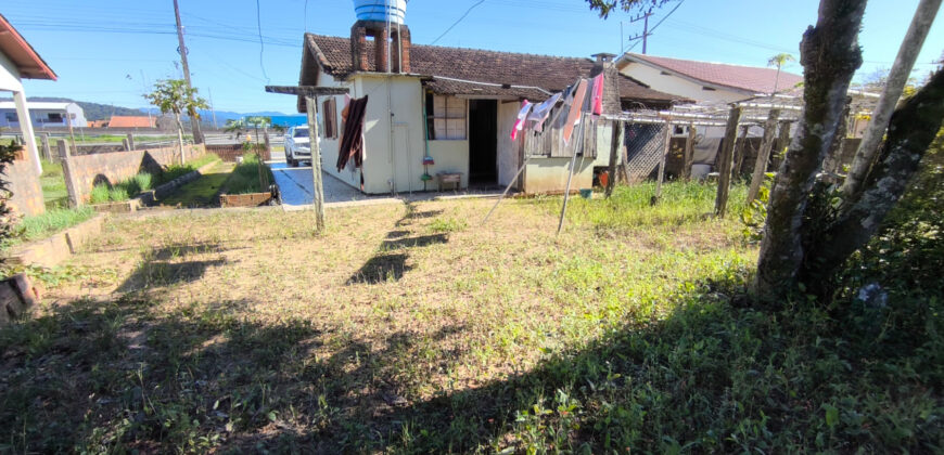 Casa localizada no Alto Arroio, em frente a marginal da BR-101
