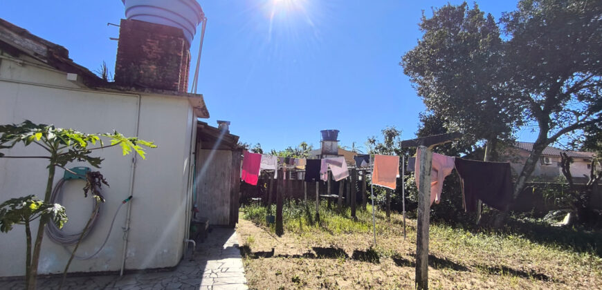Casa localizada no Alto Arroio, em frente a marginal da BR-101