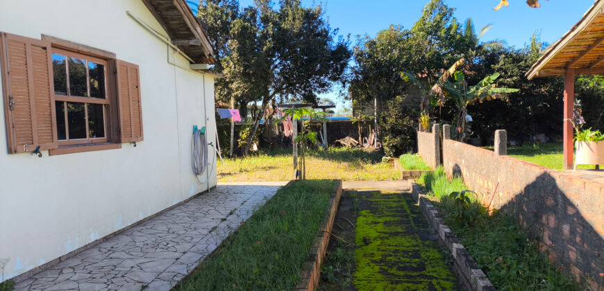 Casa localizada no Alto Arroio, em frente a marginal da BR-101