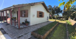 Casa localizada no Alto Arroio, em frente a marginal da BR-101