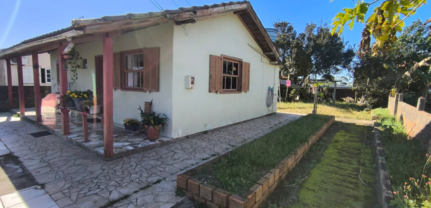 Casa localizada no Alto Arroio, em frente a marginal da BR-101