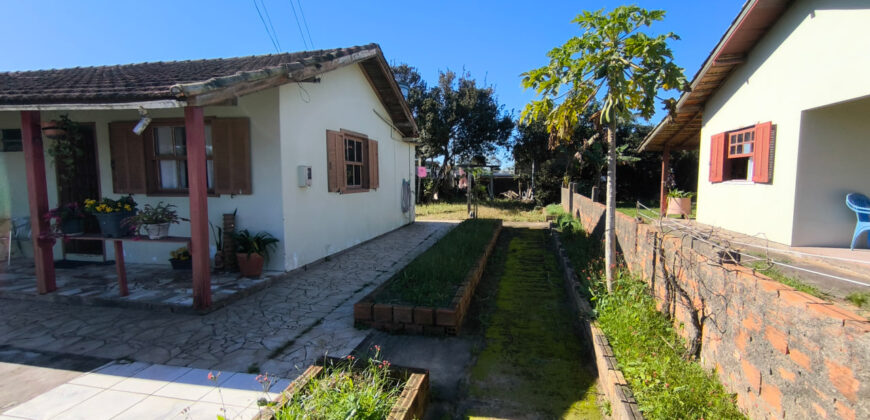 Casa localizada no Alto Arroio, em frente a marginal da BR-101