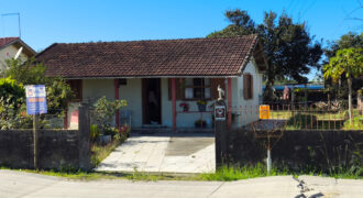 Casa localizada no Alto Arroio, em frente a marginal da BR-101