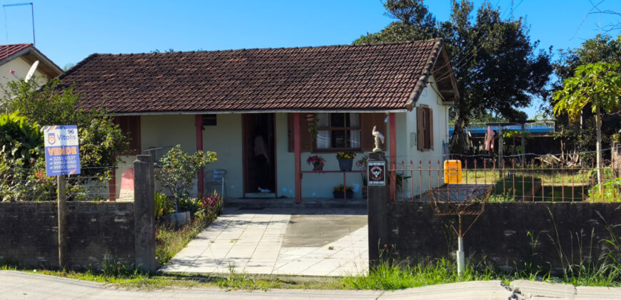 Casa localizada no Alto Arroio, em frente a marginal da BR-101