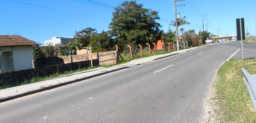 Casa localizada no Alto Arroio, em frente a marginal da BR-101