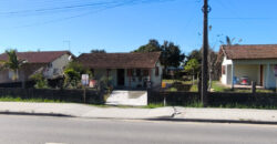 Casa localizada no Alto Arroio, em frente a marginal da BR-101
