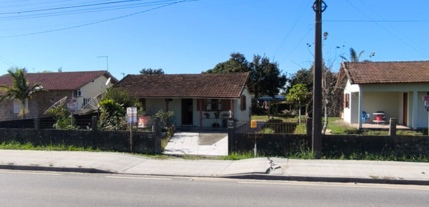 Casa localizada no Alto Arroio, em frente a marginal da BR-101