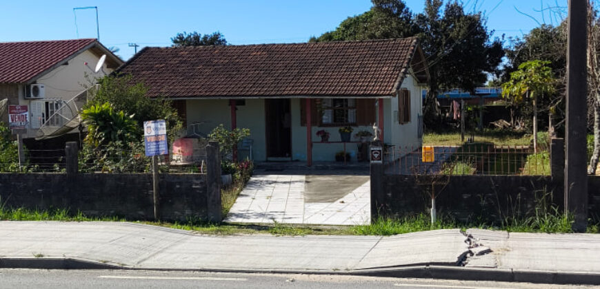 Casa localizada no Alto Arroio, em frente a marginal da BR-101