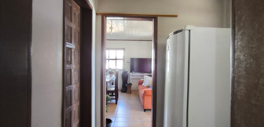 Casa localizada no Alto Arroio, em frente a marginal da BR-101