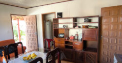 Casa localizada no Alto Arroio, em frente a marginal da BR-101