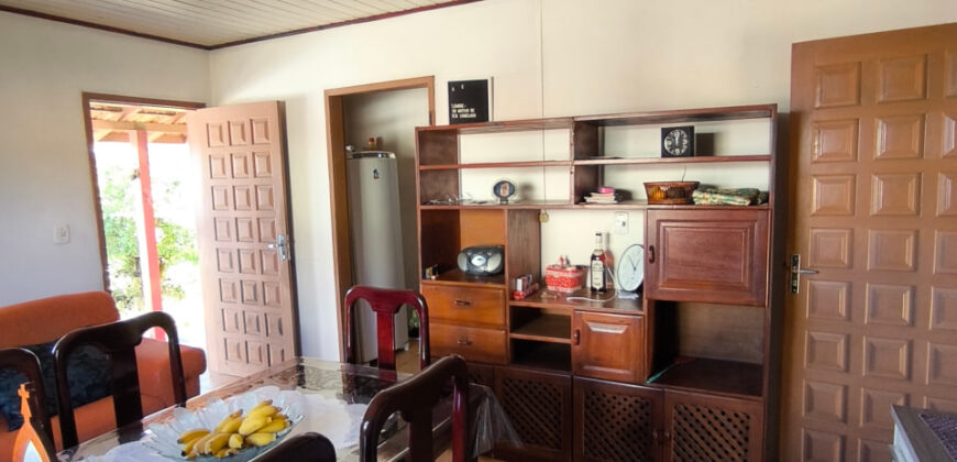 Casa localizada no Alto Arroio, em frente a marginal da BR-101