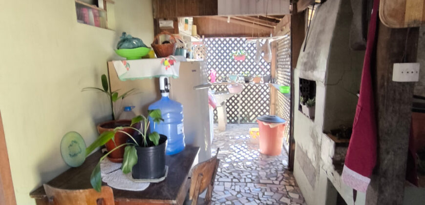 Casa localizada no Alto Arroio, em frente a marginal da BR-101
