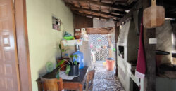 Casa localizada no Alto Arroio, em frente a marginal da BR-101