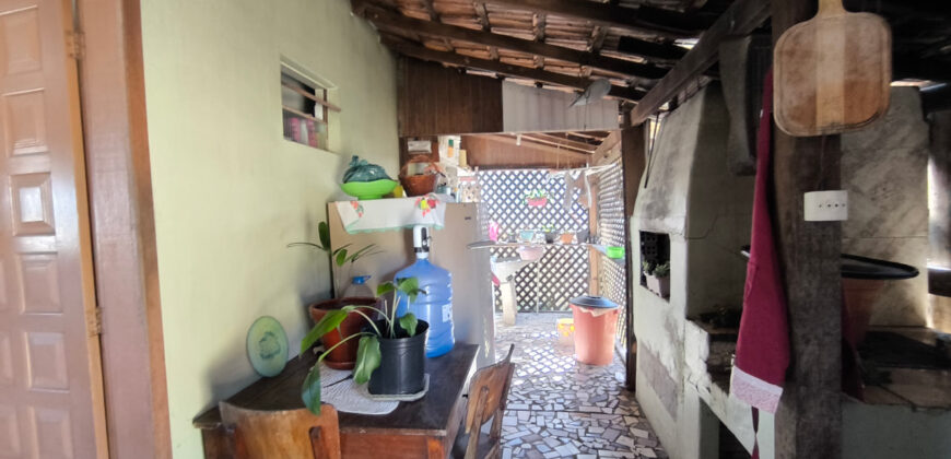 Casa localizada no Alto Arroio, em frente a marginal da BR-101