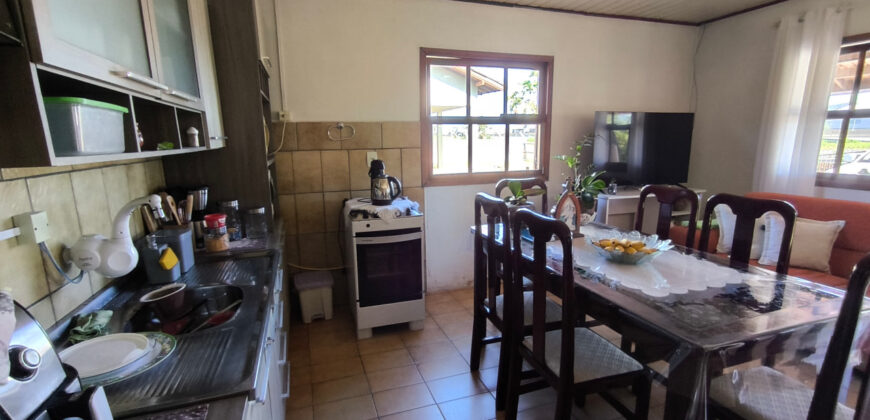 Casa localizada no Alto Arroio, em frente a marginal da BR-101