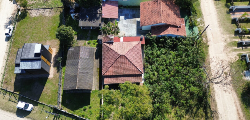 Casa em frente a Lagoa de Ibiraquera, no bairro Alto Arroio, Imbituba/SC