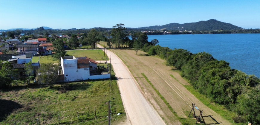 Casa em frente a Lagoa de Ibiraquera, no bairro Alto Arroio, Imbituba/SC