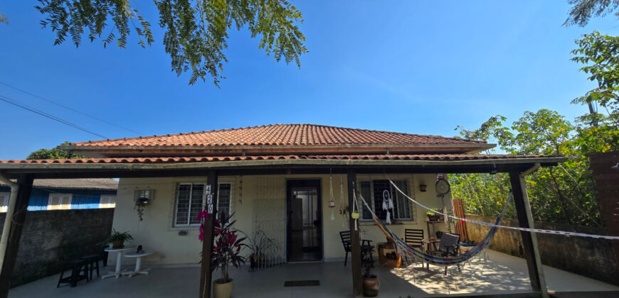 Casa em frente a Lagoa de Ibiraquera, no bairro Alto Arroio, Imbituba/SC